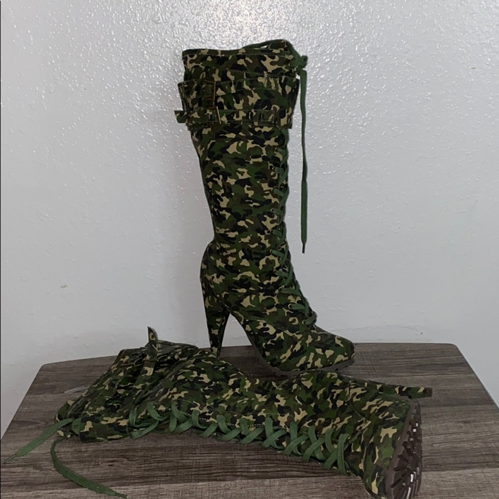 Camouflage heel-boots